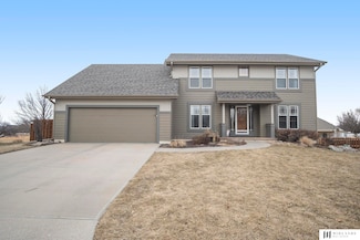 319 Castle Pine Cir, Papillion, NE 68133