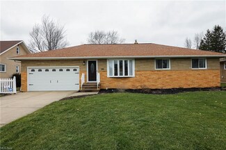 301 E Parkhaven Dr, Seven Hills, OH 44131