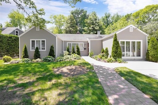 15 W Forest Ave, Freeport, NY 11520