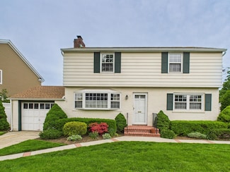 76 Crest Rd W, Merrick, NY 11566