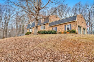 520 Rolling Hill Dr, Rocky Mount, VA 24151