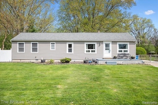 4145 Hillcrest Dr, Warren, MI 48092