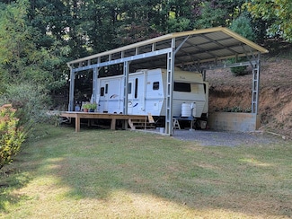 336 Arrowhead Dr, Fries, VA 24330