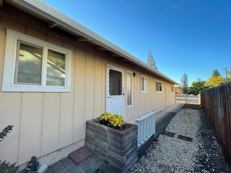311 S Royal Ave, Eagle Point, OR 97524