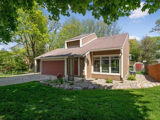 6781 Washington Ave, Windsor Heights, IA 50324