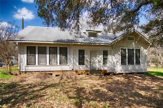 106 Lay St, Hallettsville, TX 77964