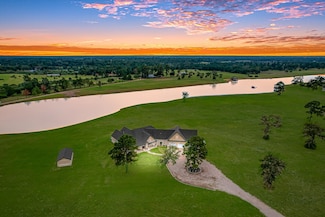1007 Angel Ln, Alleyton, TX 78935