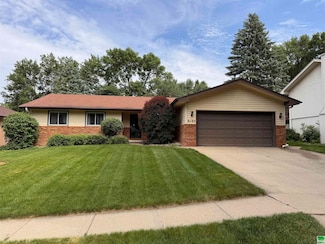 6105 Pine View Dr, Sioux City, IA 51106