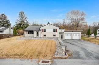 15 Franklin Rd, Hyde Park, NY 12538