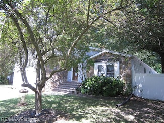 5673 Chippewa Dr, Howell, MI 48843