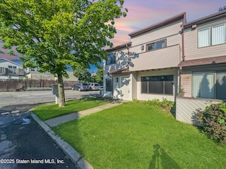 81 Selvin Loop, Staten Island, NY 10303
