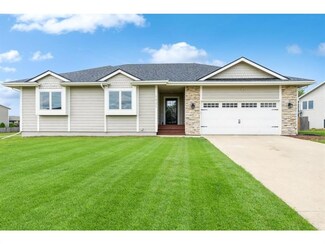 1021 Green Hills Dr, Norwalk, IA 50211