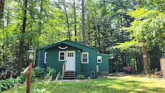 32 Spring St, Hillsborough, NH 03244