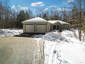 114 Maple Ridge Dr, Winthrop, ME 04364