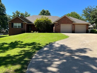 1426 Melody Ln, Grove, OK 74344