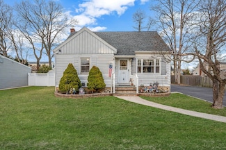 350 N Fulton Ave, Lindenhurst, NY 11757