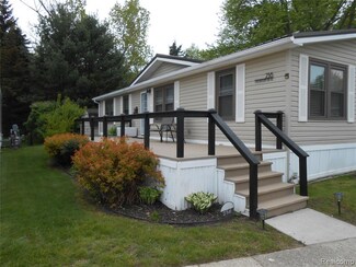 256 Shoreline Dr W, Port Sanilac, MI 48469