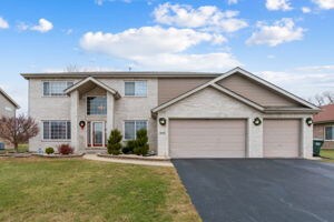 2248 Raven Ln, Lynwood, IL 60411