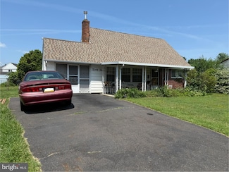 23 New Pond Ln, Levittown, PA 19054