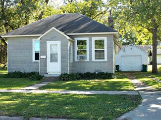 307 8th St NE, Independence, IA 50644