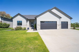 9450 Bottlebrush Rd, Norwalk, IA 50211