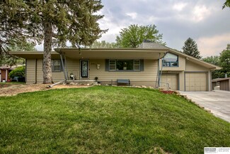 9721 Woodridge Ln, Omaha, NE 68124