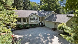 477 S Union St, Douglas, MI 49406