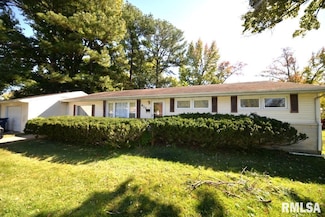 612 Strawberry Ln, Mount Vernon, IL 62864