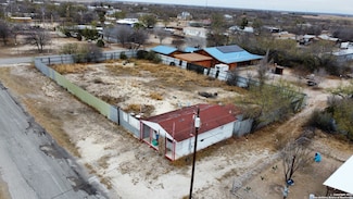 176 N Taylor St, La Pryor, TX 78872