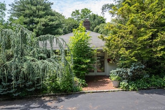 61 Locust Ln, Roslyn Heights, NY 11577