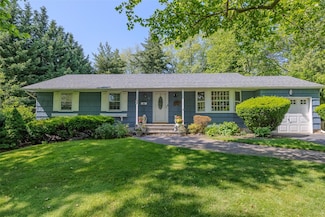 40 Panorama Dr, Huntington, NY 11743
