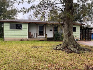 120 Wisteria St, Lake Jackson, TX 77566