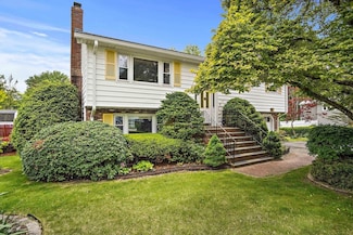 12 Cassidy Dr, Woburn, MA 01801