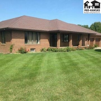 101 Walnut St, Moundridge, KS 67107