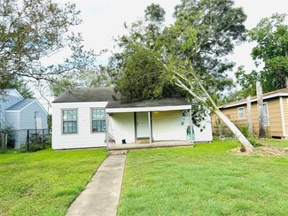 1306 W 6th St, Freeport, TX 77541