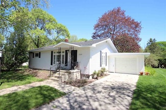 204 Burns St, Charlevoix, MI 49720