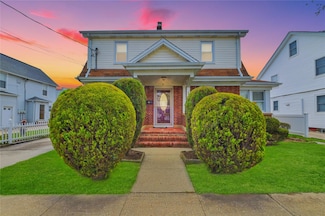 177 Lincoln Ave, Mineola, NY 11501