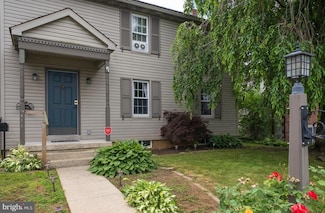 220 E Jackson St, New Holland, PA 17557