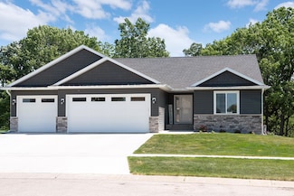 937 Snowbird Dr, Red Wing, MN 55066