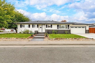 2001 Willow Dr, Petaluma, CA 94954