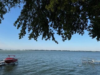 1 E Shore Dr, Elwood, NE 68937