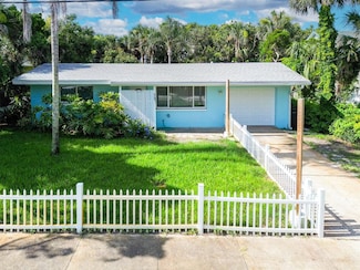 905 Locust St, New Smyrna Beach, FL 32169