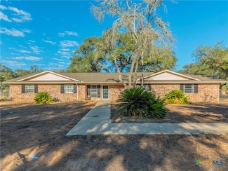 105 Live Oak Dr, Pleasanton, TX 78064