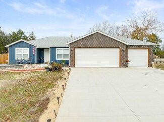 219 Pinewood Dr, Reeds Spring, MO 65737