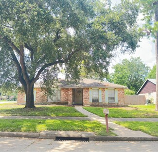 10534 Huntington Wood Dr, Houston, TX 77099