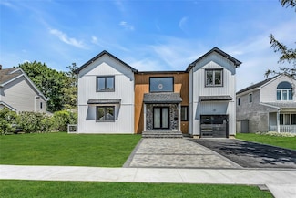 9 Vista Ln, Levittown, NY 11756