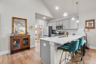 211 Pinnacle Ln, Niederwald, TX 78640