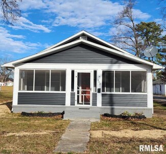 903 E Webster St, Benton, IL 62812