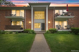 448 Fox Hills Dr N, Bloomfield Hills, MI 48304