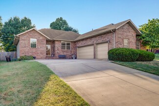 3335 S Carriage Ave, Springfield, MO 65809